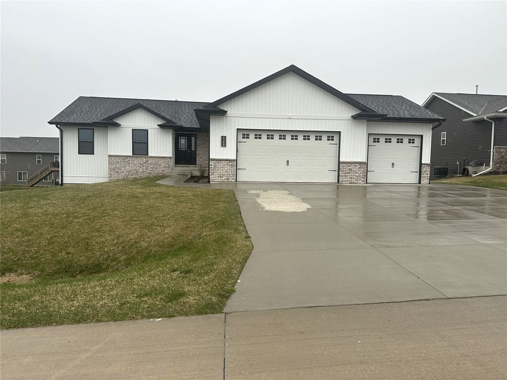 4595 Meadow Creek Dr, Palo, IA 52324