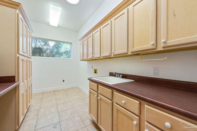 2739 Muirfield Dr, Navarre, FL 32566