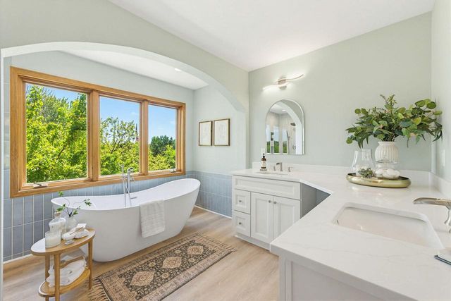 278 Mulberry DRIVE, Delafield, WI 53018