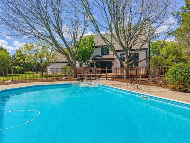278 Mulberry DRIVE, Delafield, WI 53018