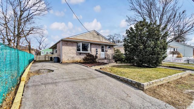 19 7th Street, Bayville, NY 11709