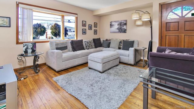 19 7th Street, Bayville, NY 11709