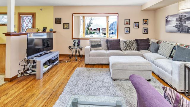 19 7th Street, Bayville, NY 11709