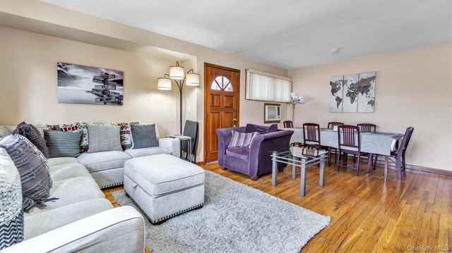 19 7th Street, Bayville, NY 11709