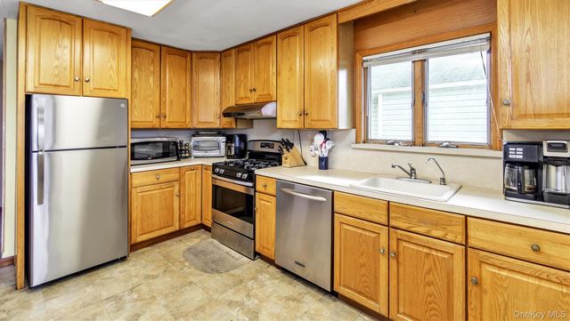 19 7th Street, Bayville, NY 11709