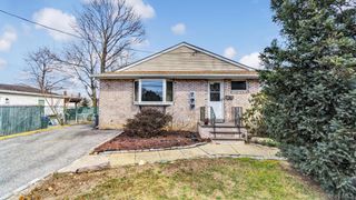 19 7th Street, Bayville, NY 11709