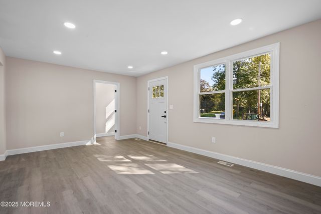 393 E Millstream Road, Cream Ridge, NJ 08514