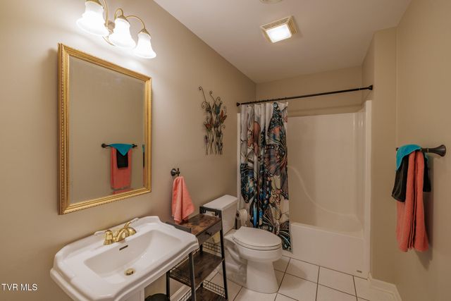 620 Glen Oaks Place, Johnson City, TN 37615