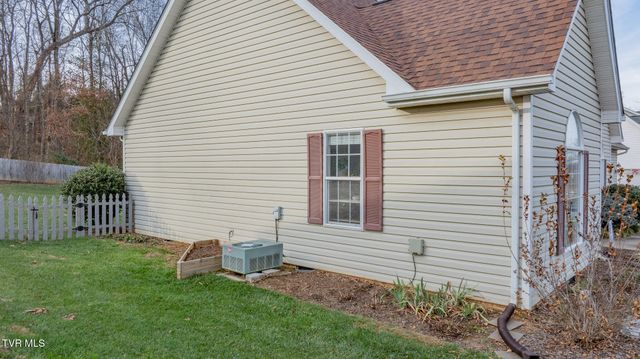 620 Glen Oaks Place, Johnson City, TN 37615