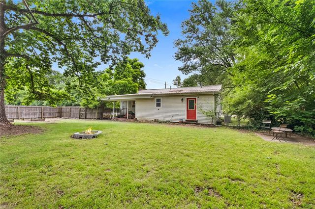 2110 W Holly Street, Fayetteville, AR 72703
