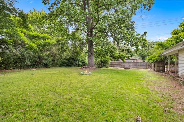 2110 W Holly Street, Fayetteville, AR 72703