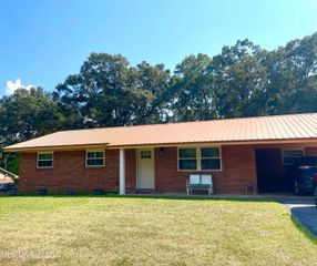 916 E College Avenue, Wiggins, MS 39577