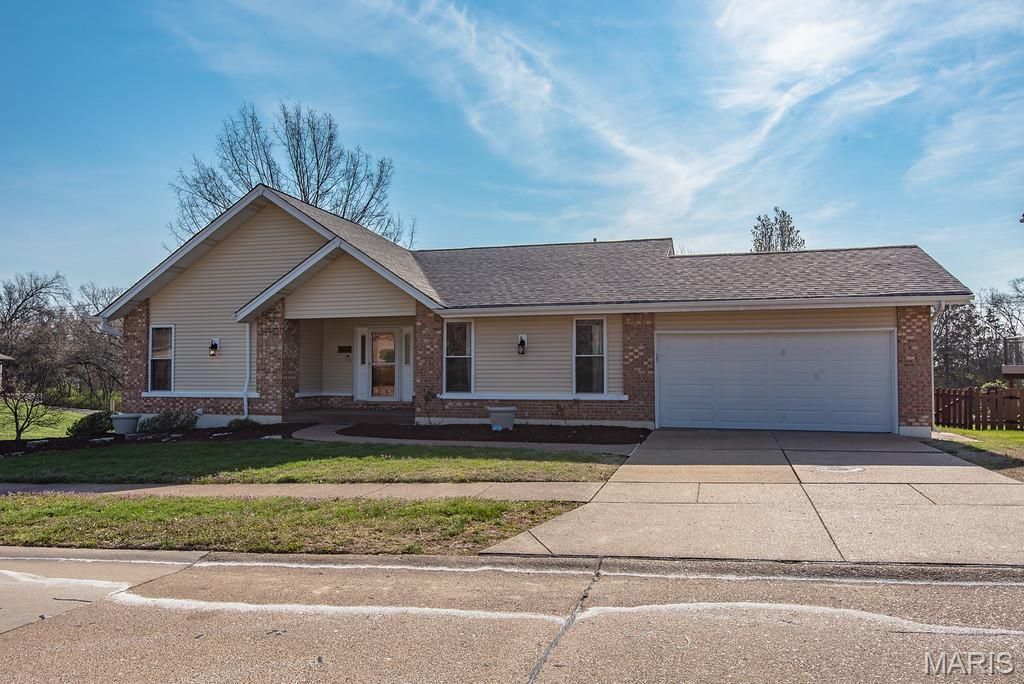 5902 Briarmist Place, St Louis, MO 63128