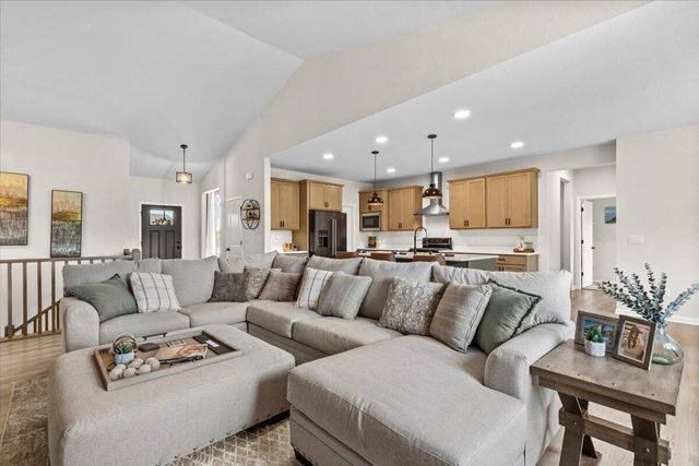 W194N15787 East Gate COURT, Jackson, WI 53037