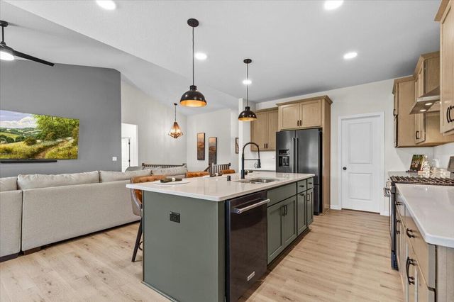 W194N15787 East Gate COURT, Jackson, WI 53037