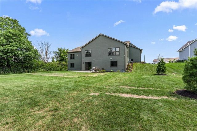 W194N15787 East Gate COURT, Jackson, WI 53037