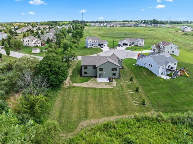 W194N15787 East Gate COURT, Jackson, WI 53037