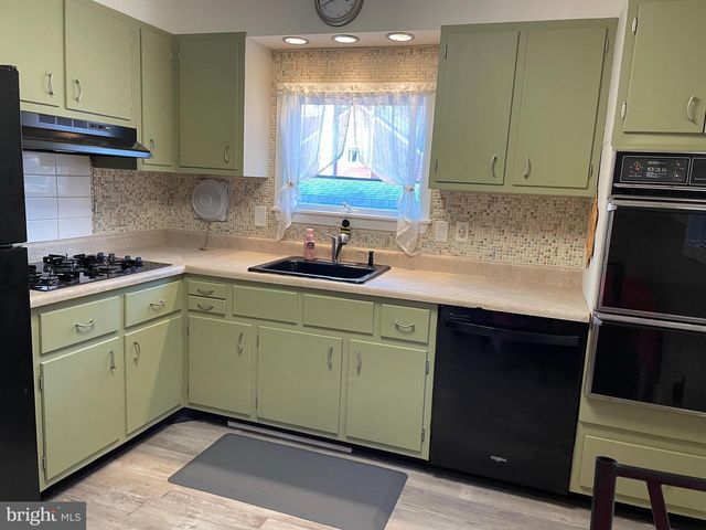 2400 EDGE HILL RD, Huntingdon Valley, PA 19006