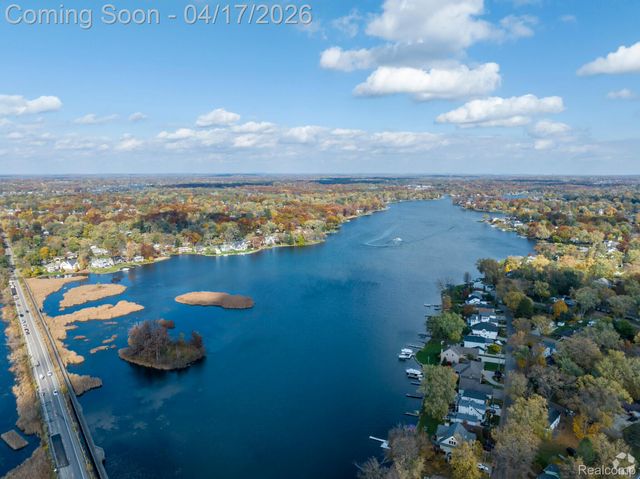 1612 Connecticut Street, Wolverine Lake Village, MI 48390