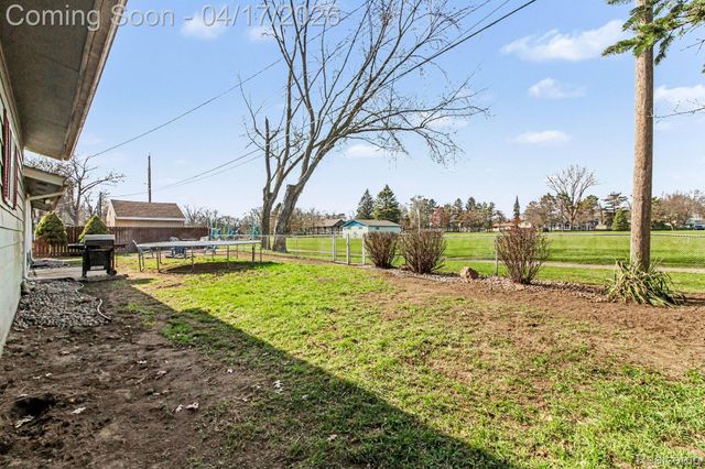 1612 Connecticut Street, Wolverine Lake Village, MI 48390