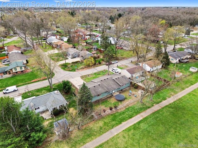 1612 Connecticut Street, Wolverine Lake Village, MI 48390