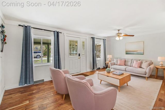 1612 Connecticut Street, Wolverine Lake Village, MI 48390