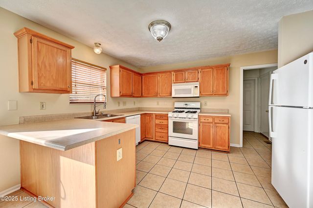 2163 Bluegrama Dr, Burlington, KY 41005