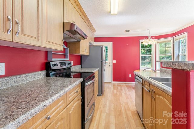 11 Grand Canyon Drive, Hendersonville, NC 28792
