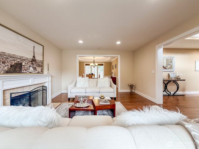 24504 SE 42nd PL, Sammamish, WA 98029