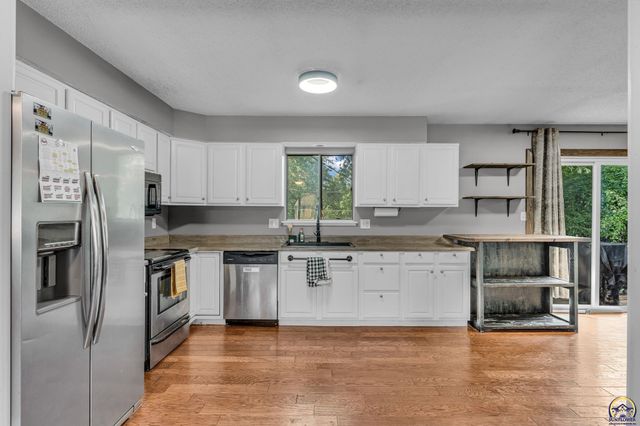 3429 SW Moundview DR, Topeka, KS 66614