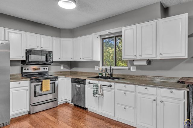 3429 SW Moundview DR, Topeka, KS 66614