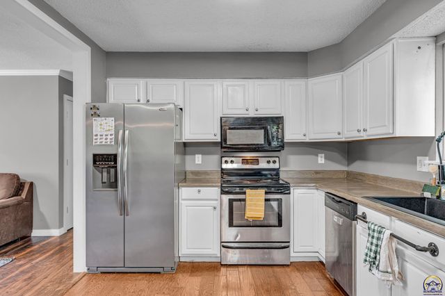 3429 SW Moundview DR, Topeka, KS 66614