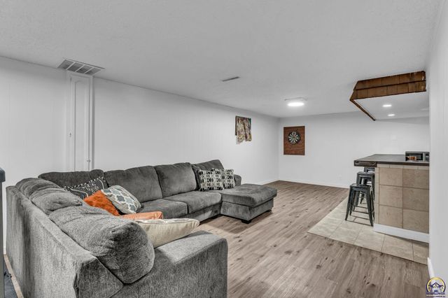 3429 SW Moundview DR, Topeka, KS 66614