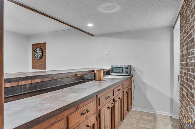 3429 SW Moundview DR, Topeka, KS 66614