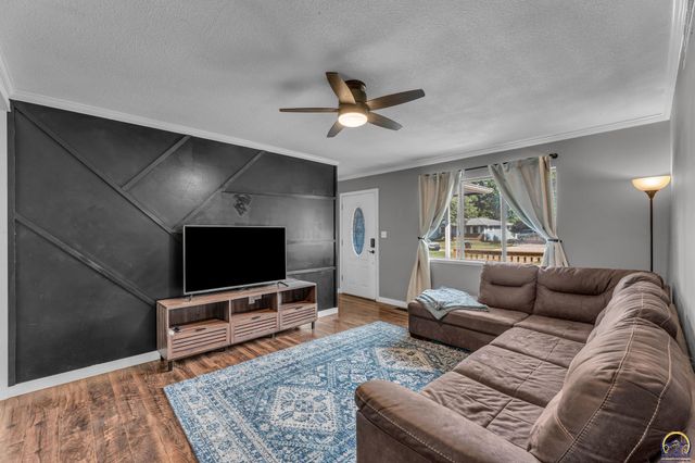 3429 SW Moundview DR, Topeka, KS 66614