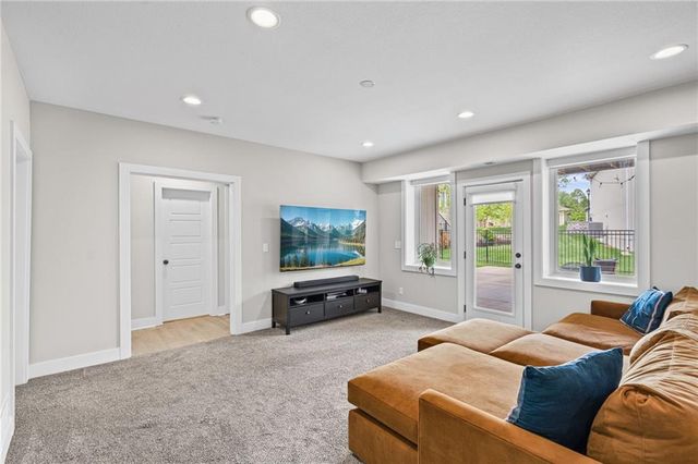 4910 NW Ridgewood Court, Riverside, MO 64150