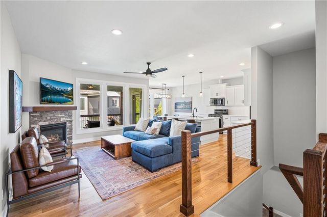 4910 NW Ridgewood Court, Riverside, MO 64150