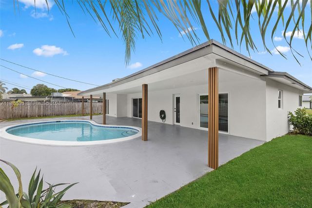 437 NW 13th Dr, Boca Raton, FL 33486