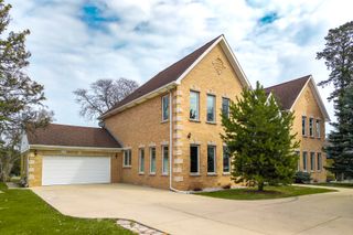 332 E Central Road, Arlington Heights, IL 60005