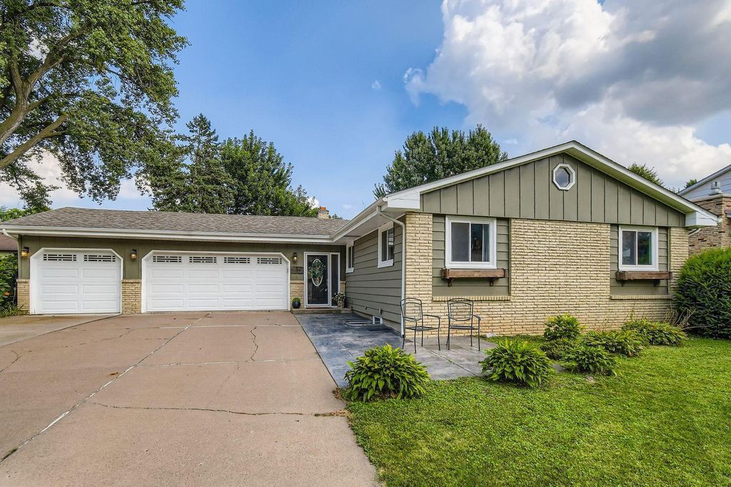 1479 17th Avenue NW, New Brighton, MN 55112