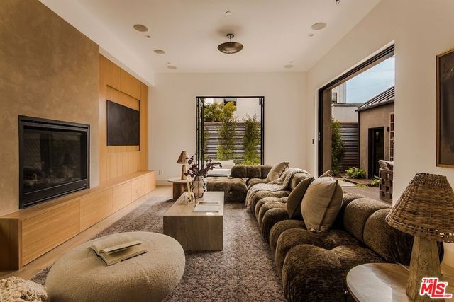 534 N Bronson Avenue, Los Angeles, CA 90004