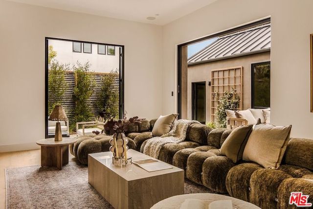 534 N Bronson Avenue, Los Angeles, CA 90004