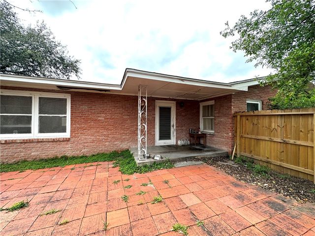 620 E Borden St, Sinton, TX 78387