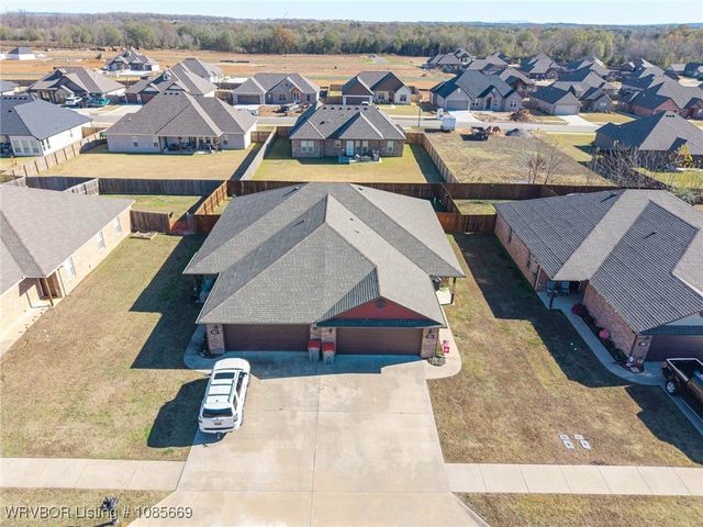 1001,1009,1102,1110 Springhill, Barling, AR 72923