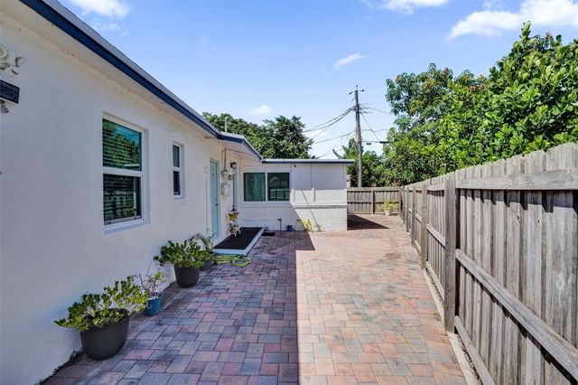 1222 14th Ct, Lake Worth Beach, FL 33460