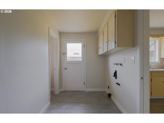 1210 RIVER BEND Rd, Salem, OR 97304