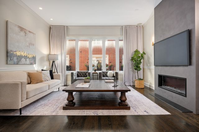 838 W ANCONA Street, Chicago, IL 60642