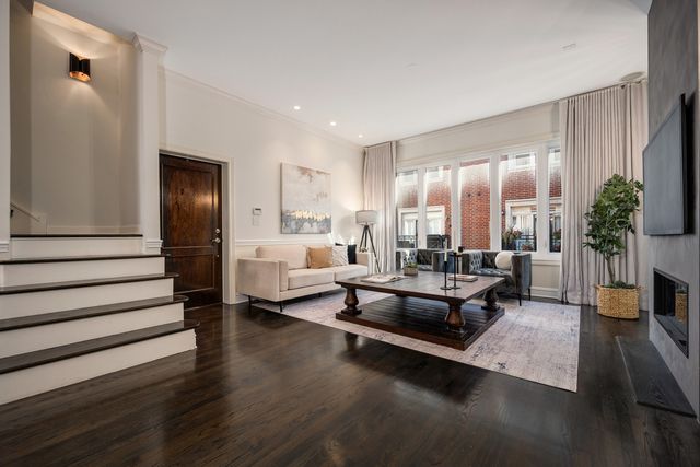 838 W ANCONA Street, Chicago, IL 60642