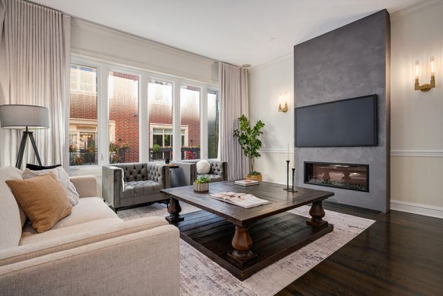 838 W ANCONA Street, Chicago, IL 60642