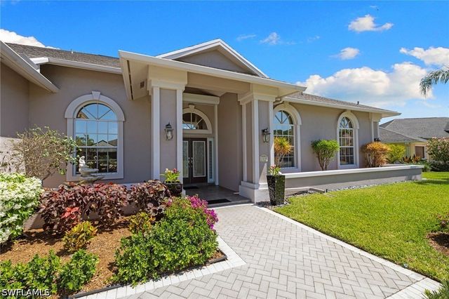2035 Castle Garden LN, Naples, FL 34110